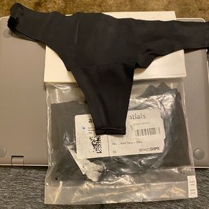 Amazon Essential Women's Seamless Bonded Stretch Thong Underwear, PK of 4 Blk XS